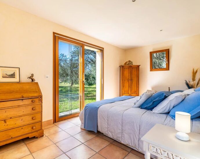 L’Ile Rousse, villa de plain-pied avec piscine sur terrain de 2.2 hectares, vue montagnes, proche plage