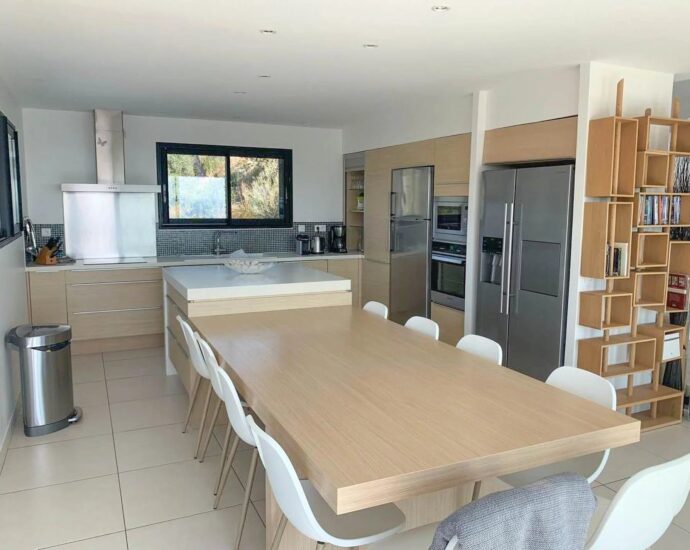 Exclusivité, Tarco, Villa vue mer,  8 chambres, piscine chauffée, salle de sport, proche plage