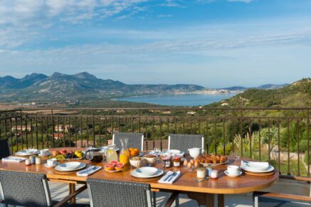 Lumio, Villa 6 chambres, vue mer panoramique, piscine, proche des plages.