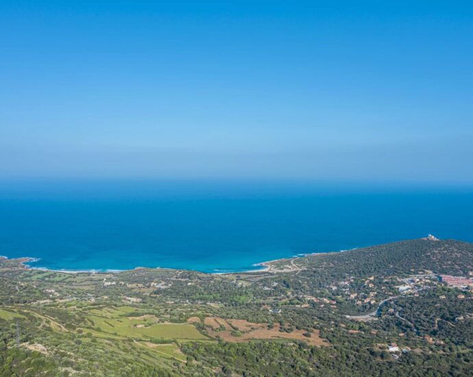 L’Île Rousse, Occiglioni, architect-designed villa, 6 bedrooms, pool, panoramic sea view.