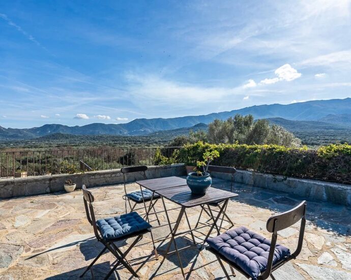 L’Ile Rousse, villa de plain-pied avec piscine sur terrain de 2.2 hectares, vue montagnes, proche plage