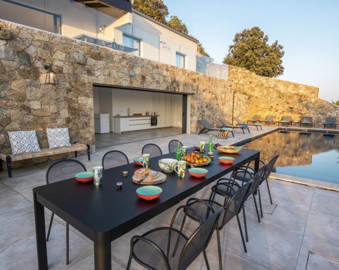 L’Île Rousse, Occiglioni, architect-designed villa, 6 bedrooms, pool, panoramic sea view.
