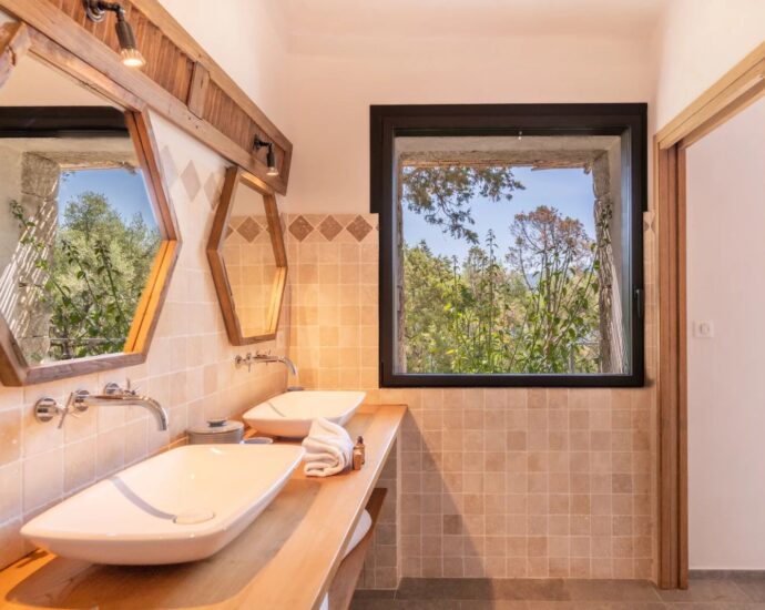 Olmeto, villa 2 chambres, pied dans l’eau, piscine, vue mer,