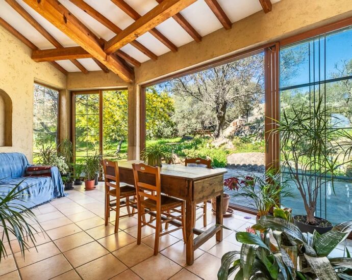 L’Ile Rousse, villa de plain-pied avec piscine sur terrain de 2.2 hectares, vue montagnes, proche plage