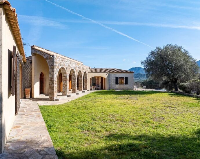 L’Ile Rousse, villa de plain-pied avec piscine sur terrain de 2.2 hectares, vue montagnes, proche plage
