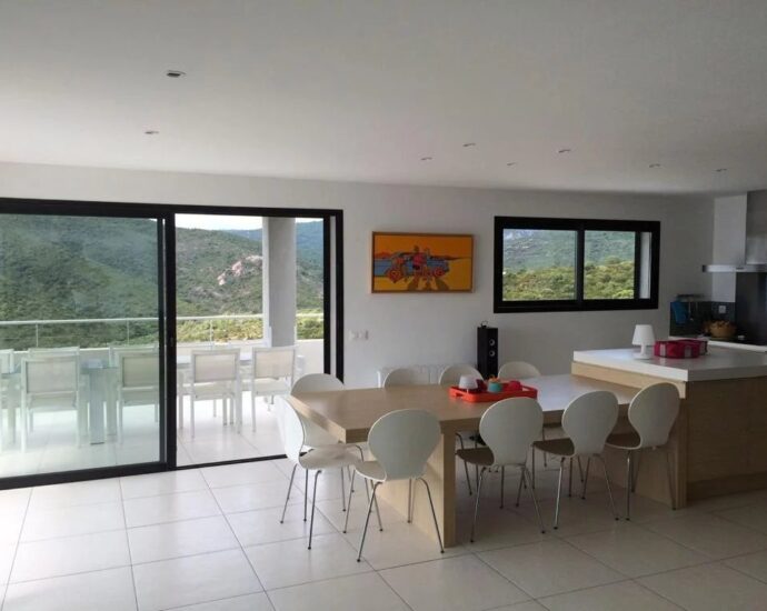 Exclusive listing, Tarco, Sea view, Villa, 8 bedrooms, heated swimming pool, fitness room, close to the beach