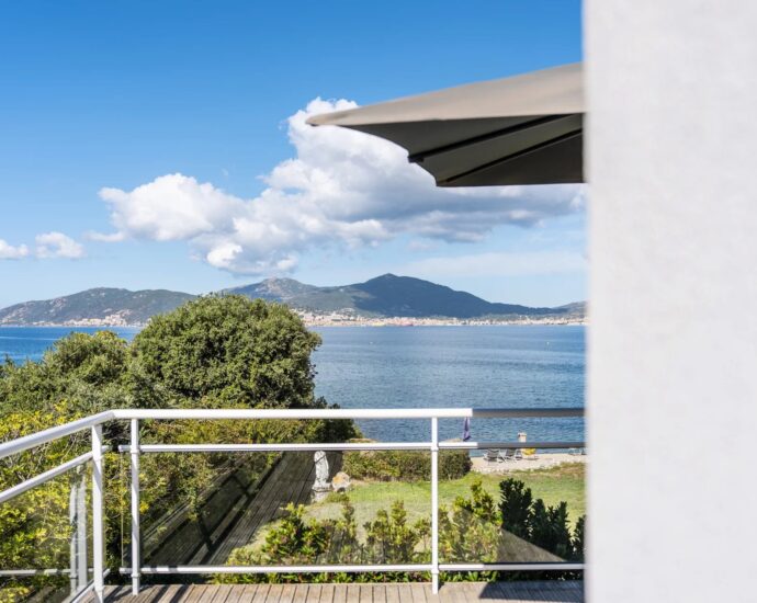 Porticcio, Rive Sud d’Ajaccio, Villa pieds dans l’eau, 5 Chambres, vue mer panoramique, accès plage à pied