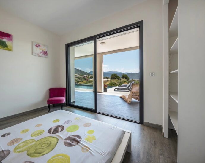 Villa d’architecte, 5 chambres, vue mer panoramique, piscine, plages à pied