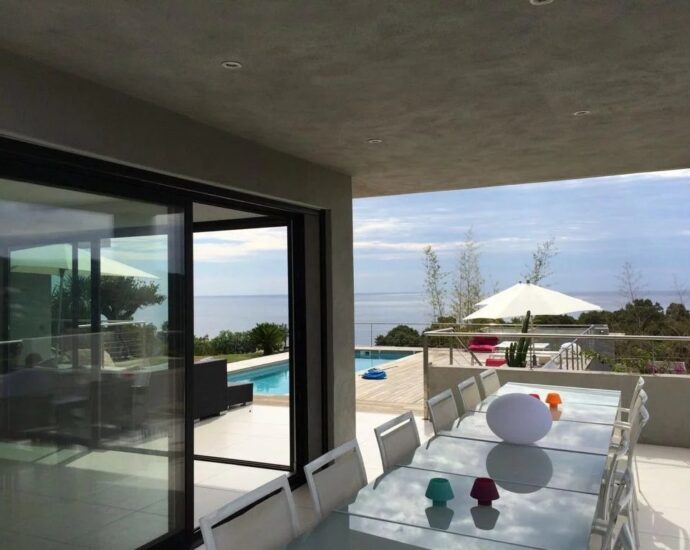 Exclusive listing, Tarco, Sea view, Villa, 8 bedrooms, heated swimming pool, fitness room, close to the beach