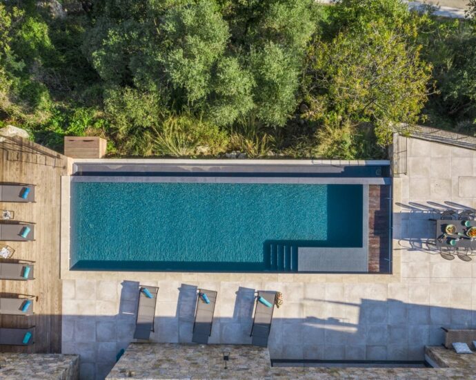 L’Île Rousse, Occiglioni, architect-designed villa, 6 bedrooms, pool, panoramic sea view.