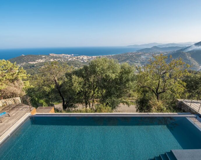 L’Île Rousse, Occiglioni, architect-designed villa, 6 bedrooms, pool, panoramic sea view.