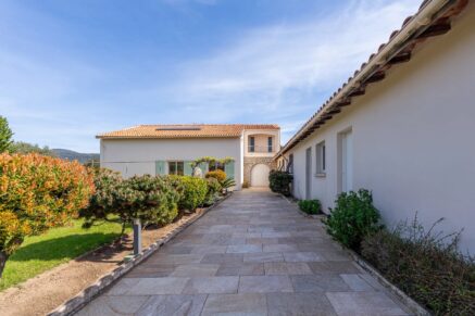Sainte-Lucie de Porto-Vecchio, 3-Bedroom Villa with Caretaker’s House, Mountain Views, Close to the Beach