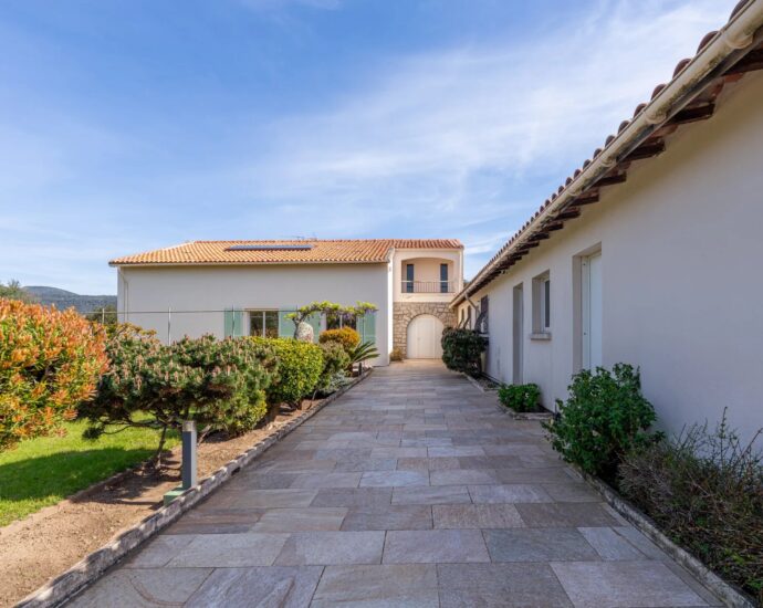 Sainte-Lucie de Porto-Vecchio, 3-Bedroom Villa with Caretaker’s House, Mountain Views, Close to the Beach
