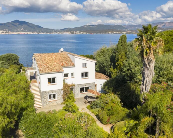 Porticcio, Rive Sud d’Ajaccio, Villa pieds dans l’eau, 5 Chambres, vue mer panoramique, accès plage à pied