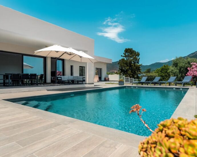 Villa d’architecte, 5 chambres, vue mer panoramique, piscine, plages à pied