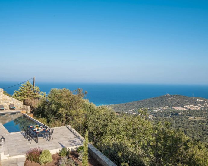 L’Île Rousse, Occiglioni, architect-designed villa, 6 bedrooms, pool, panoramic sea view.