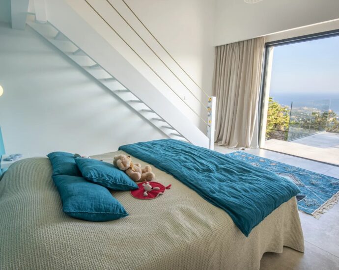 L’Île Rousse, Occiglioni, architect-designed villa, 6 bedrooms, pool, panoramic sea view.