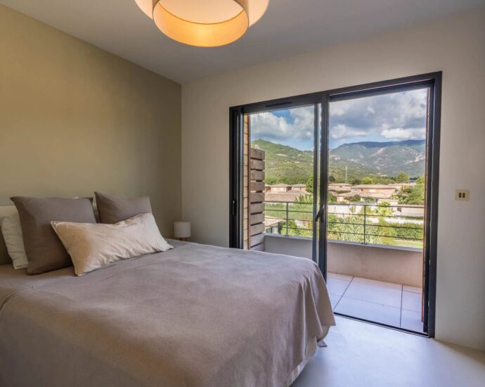 Lecci, appartement 3 chambres, terrasse, vue montagnes, proche plages Saint-Cyprien et Cala Rossa