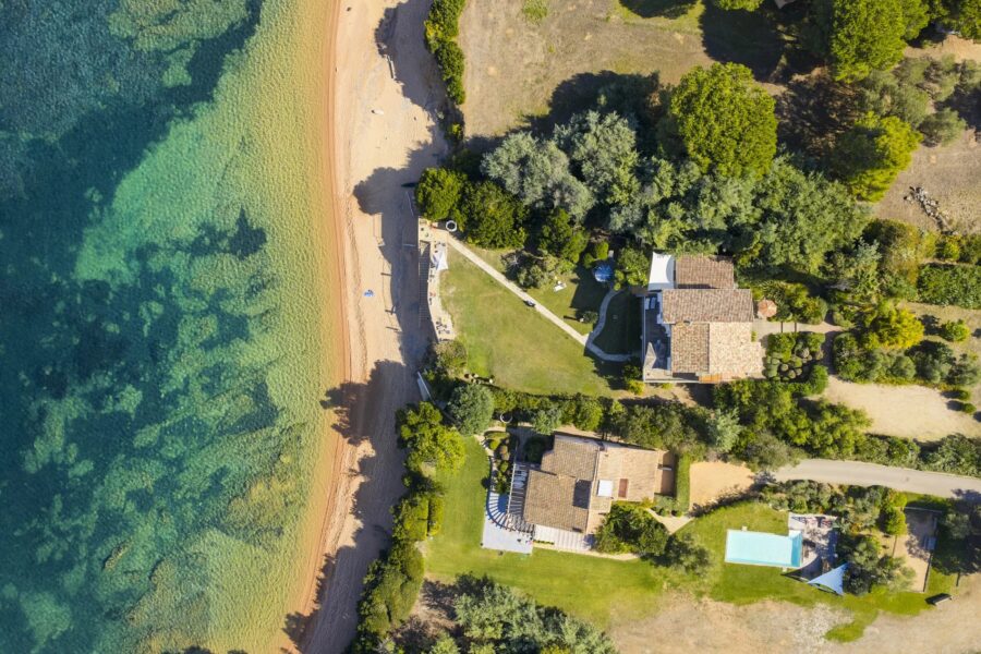 Porticcio, Rive Sud d’Ajaccio, Villa pieds dans l’eau, 5 Chambres, vue mer panoramique, accès plage à pied