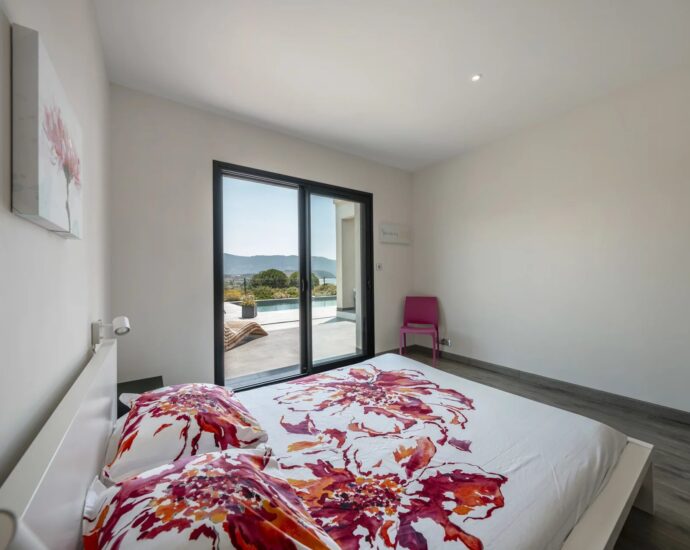 Villa d’architecte, 5 chambres, vue mer panoramique, piscine, plages à pied