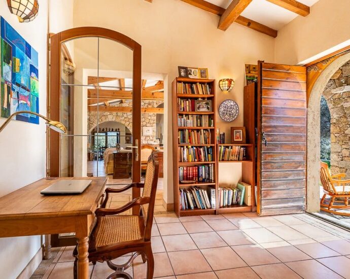 L’Ile Rousse, villa de plain-pied avec piscine sur terrain de 2.2 hectares, vue montagnes, proche plage