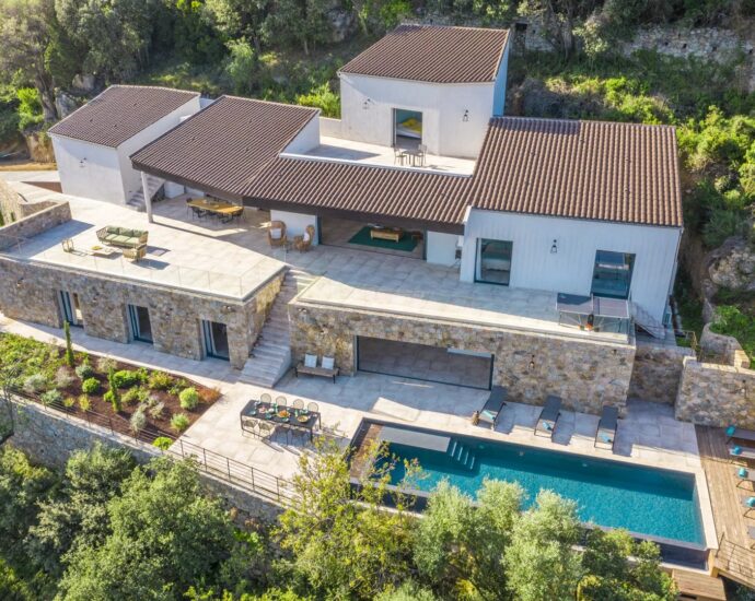 L’Île Rousse, Occiglioni, architect-designed villa, 6 bedrooms, pool, panoramic sea view.