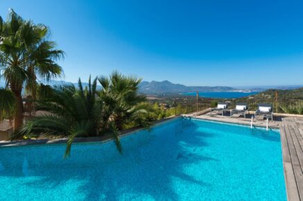 Lumio, Villa 6 chambres, vue mer panoramique, piscine, proche des plages.
