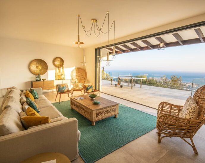 L’Île Rousse, Occiglioni, architect-designed villa, 6 bedrooms, pool, panoramic sea view.