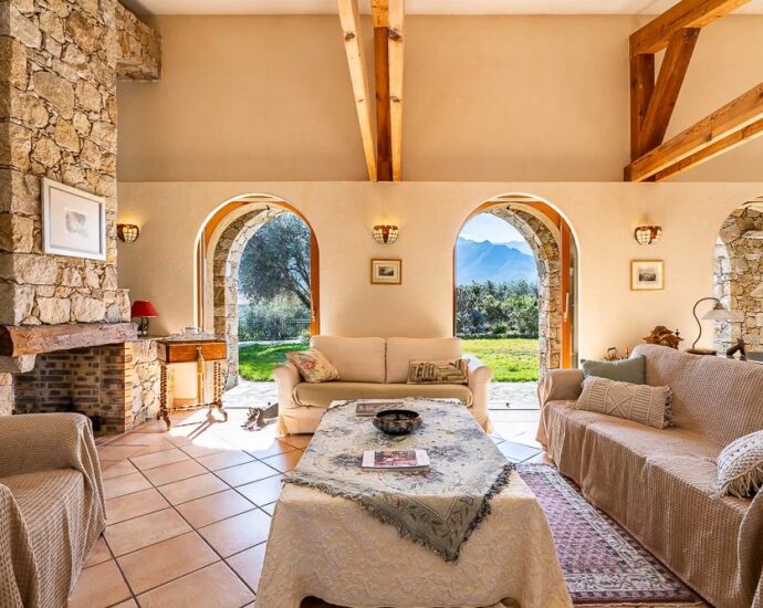 L’Ile Rousse, villa de plain-pied avec piscine sur terrain de 2.2 hectares, vue montagnes, proche plage