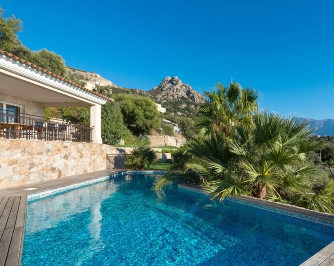 Lumio, Villa 6 chambres, vue mer panoramique, piscine, proche des plages.