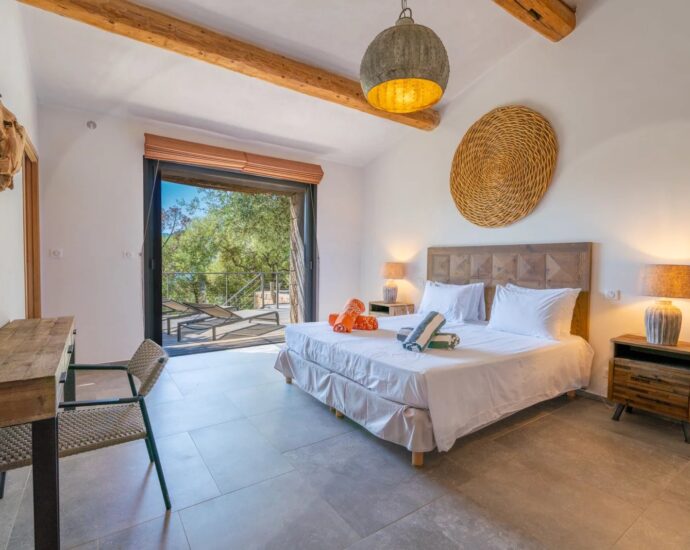 Olmeto, villa 2 chambres, pied dans l’eau, piscine, vue mer,