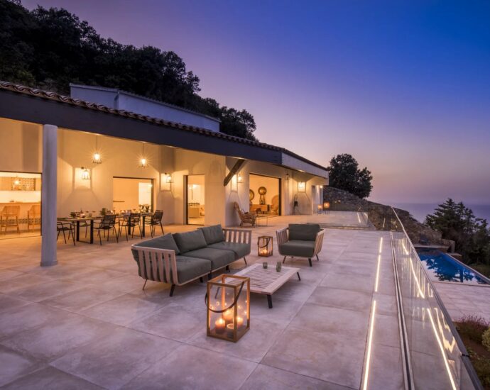 L’Île Rousse, Occiglioni, architect-designed villa, 6 bedrooms, pool, panoramic sea view.
