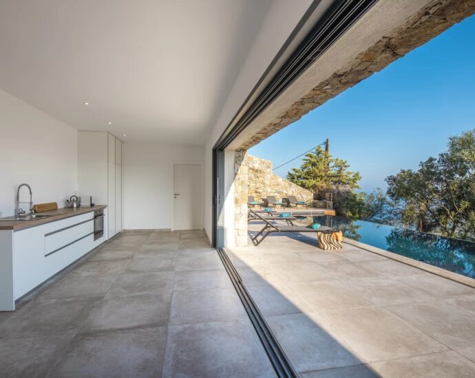 L’Île Rousse, Occiglioni, architect-designed villa, 6 bedrooms, pool, panoramic sea view.