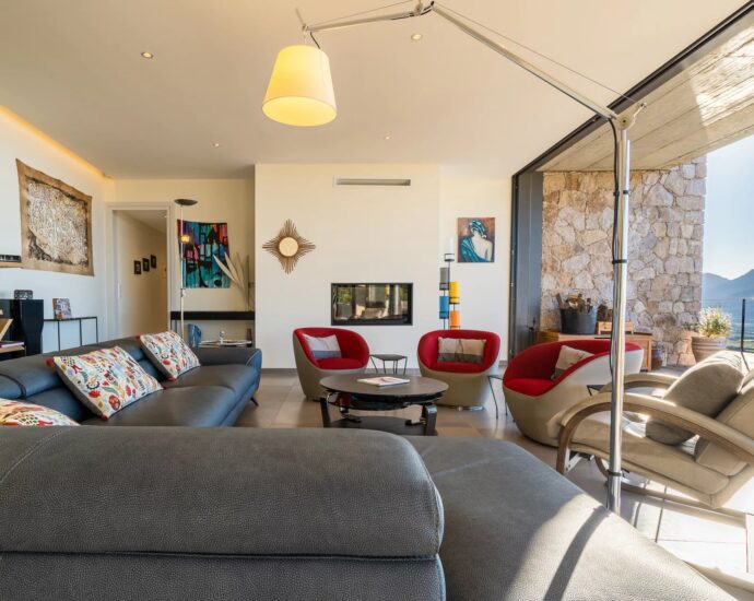 Lumio, Architect-designed villa, 6 bedrooms, panoramic sea view, heated pool, close to beaches