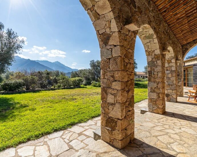 L’Ile Rousse, villa de plain-pied avec piscine sur terrain de 2.2 hectares, vue montagnes, proche plage