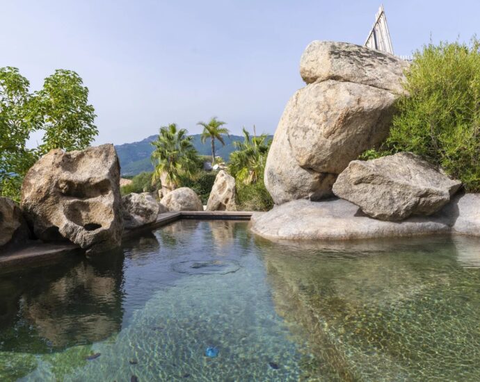 Lecci – 4 bedroom villa with pool and garage, nestled among the rocks