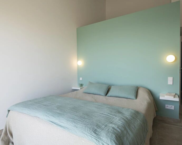 L’Île Rousse, Occiglioni, architect-designed villa, 6 bedrooms, pool, panoramic sea view.