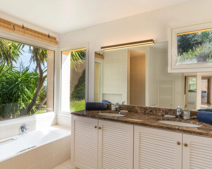 Calvi. 5-bedroom villa. panoramic sea view. heated pool. close to beaches.
