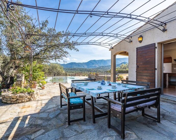 L’Ile Rousse, villa de plain-pied avec piscine sur terrain de 2.2 hectares, vue montagnes, proche plage