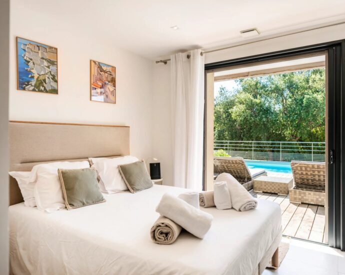 Porto Vecchio, Cala Rossa, Villa A Maredda, 5 bedrooms, swimming pool and nearby the beach, RL177