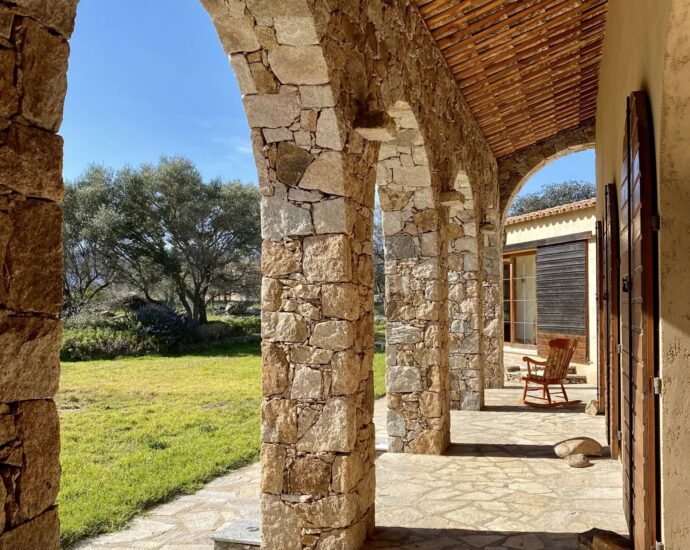 L’Ile Rousse, villa de plain-pied avec piscine sur terrain de 2.2 hectares, vue montagnes, proche plage