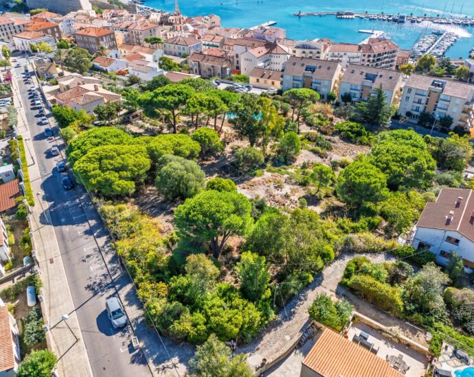 Calvi, Buildable Land with Sea View, Valid Building Permit, Close to Beach and Town Center