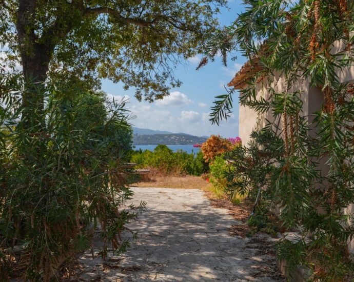 South Shore Ajaccio, Porticcio, Bastide-Style Villa, 6 bedrooms, Panoramic sea view, Walking distance to beaches
