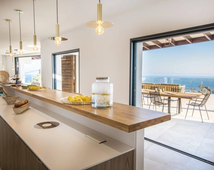 L’Île Rousse, Occiglioni, architect-designed villa, 6 bedrooms, pool, panoramic sea view.