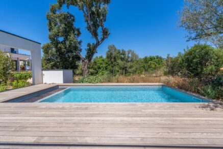 Exclusivité, Pinarello, Villa contemporaine, 5 chambres, piscine, plage à pied, vue montagnes