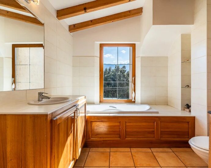 L’Ile Rousse, villa de plain-pied avec piscine sur terrain de 2.2 hectares, vue montagnes, proche plage