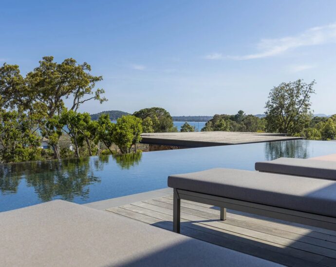 Arinella, 7 bedroom villa, waterfront, RL313 Benguerra