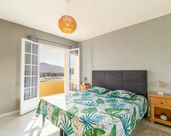 Porto-Vecchio. 3-Bedroom Villa with Studio. Panoramic View of the Port