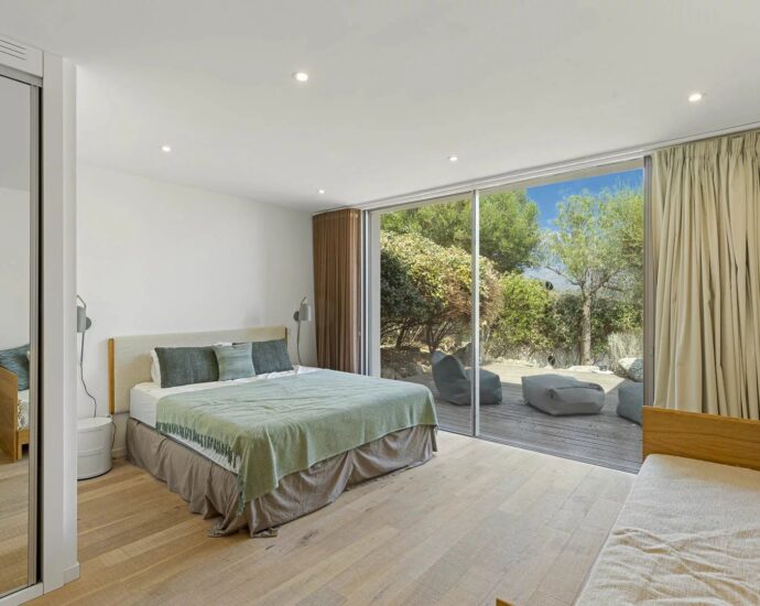 Porto-Vecchio, Santa Giulia, villa d’architecte, 4 chambres, piscine, vue mer, proche plage