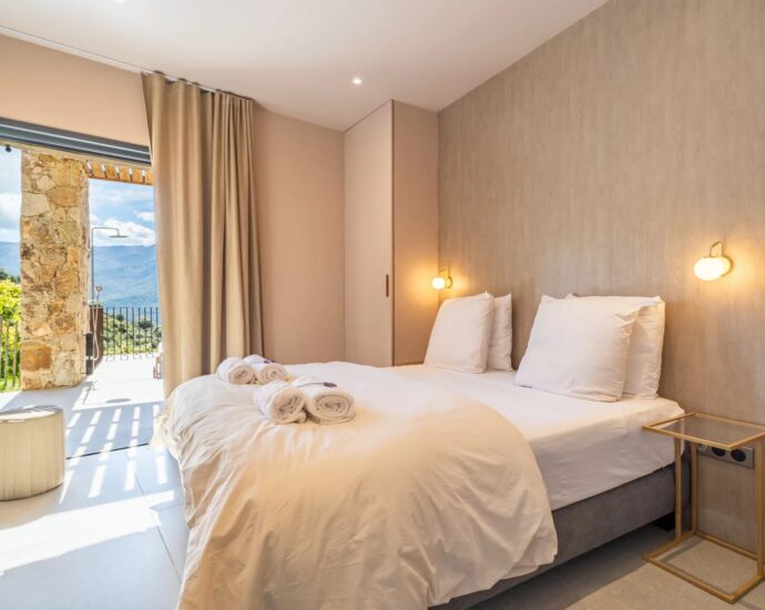 Santa-Reparata Di Balagna, 4 rooms, swimming pool, panoramic view of lake and mountains